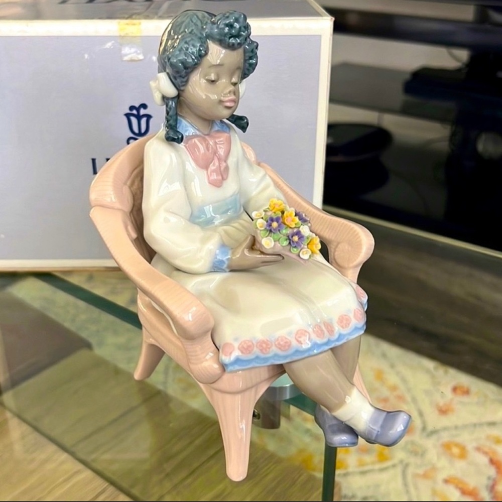 Lladro “Sitting Pretty” w/ Original Box